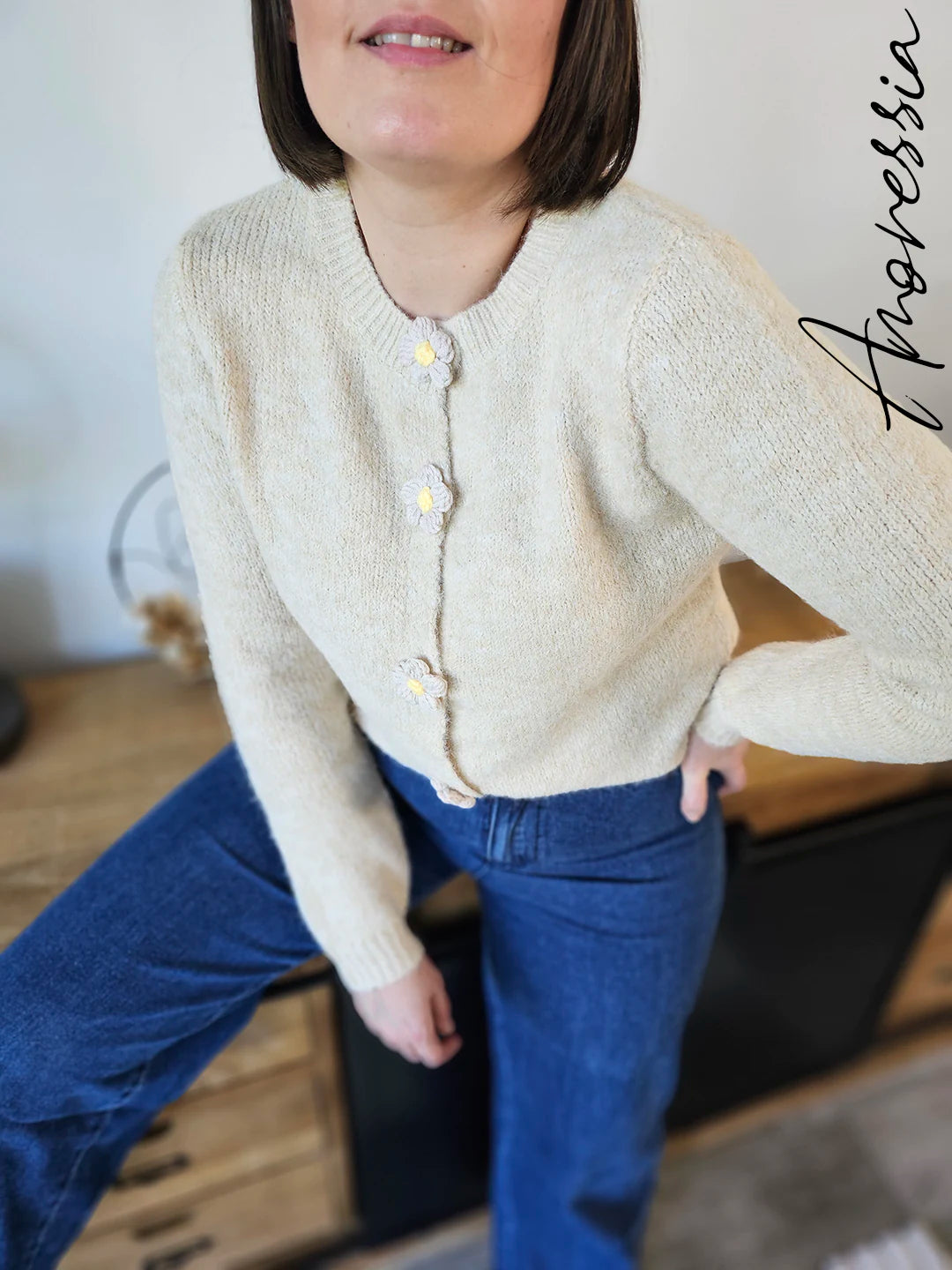 Gilet Beige Manches Longues avec Bouton Fleur en Crochet – Amoressia