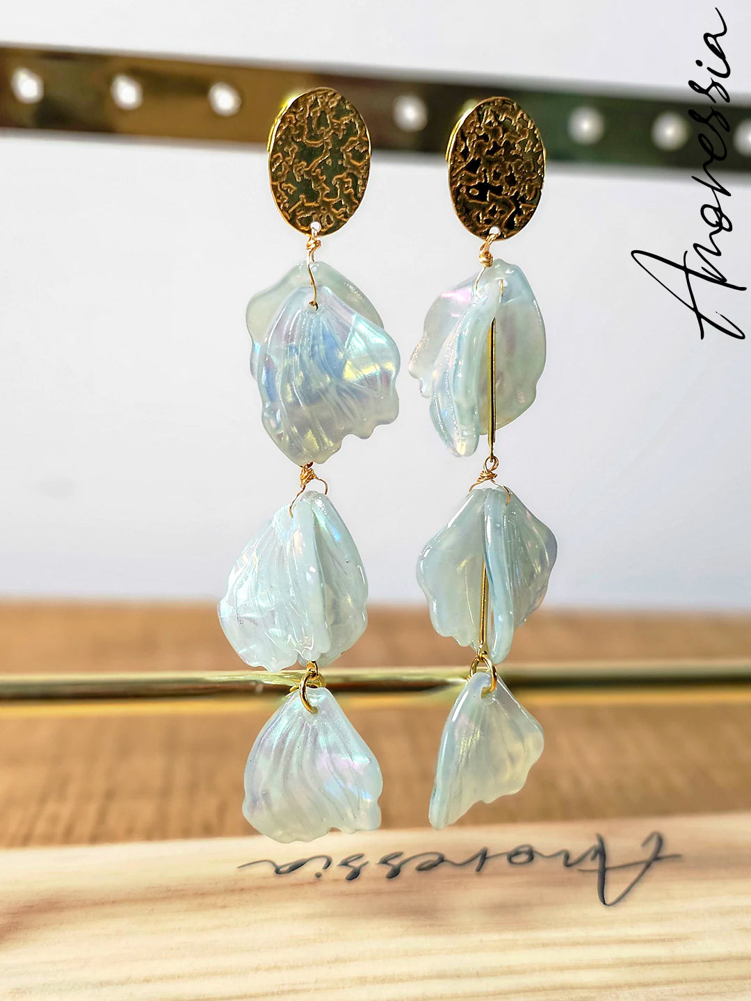 Boucles d'Oreilles Pétales — Boucles Florales Dorées Femme vue détail