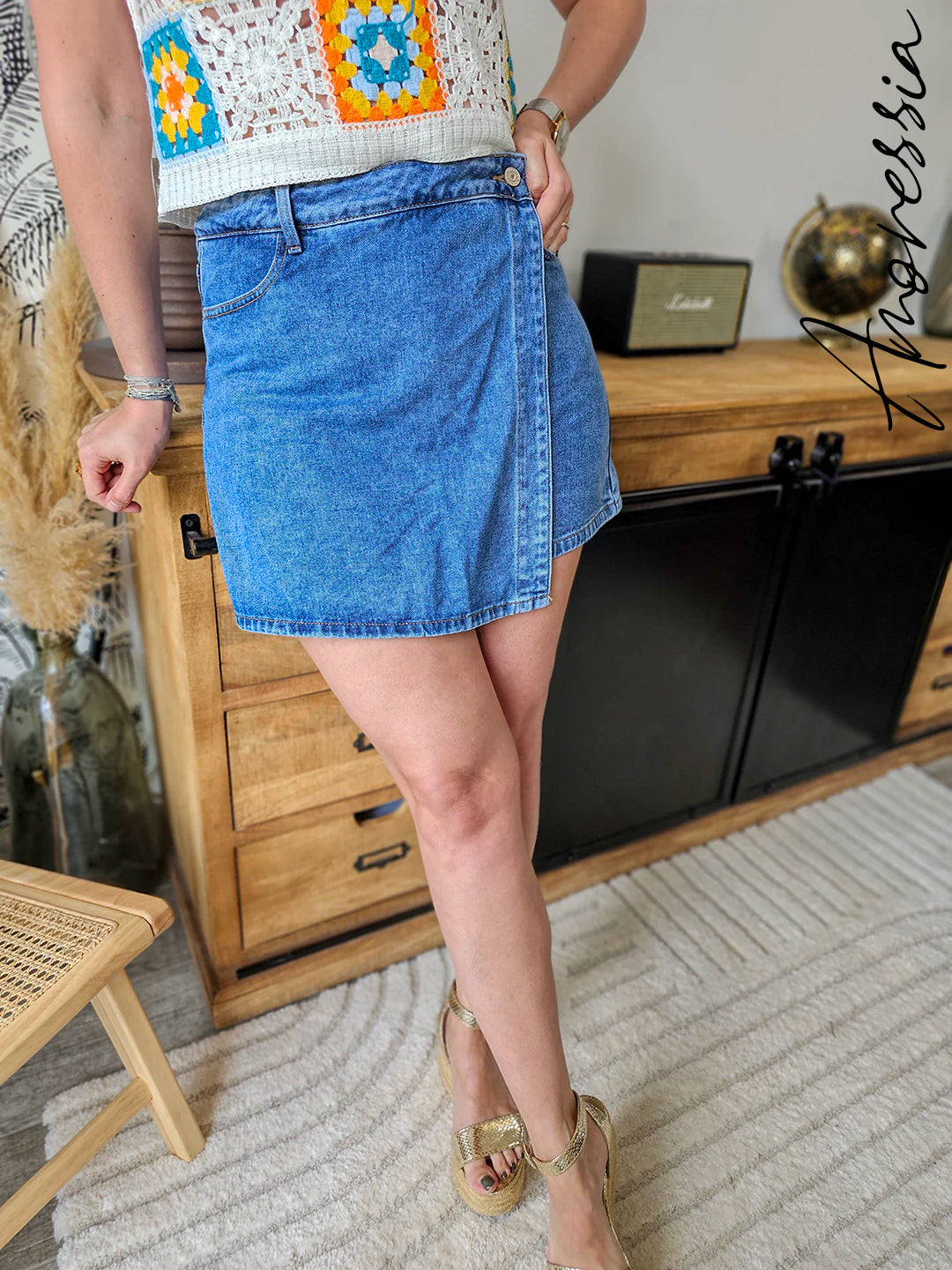 Jupe short Roxana mettant en avant sa coupe confortable et taille haute
