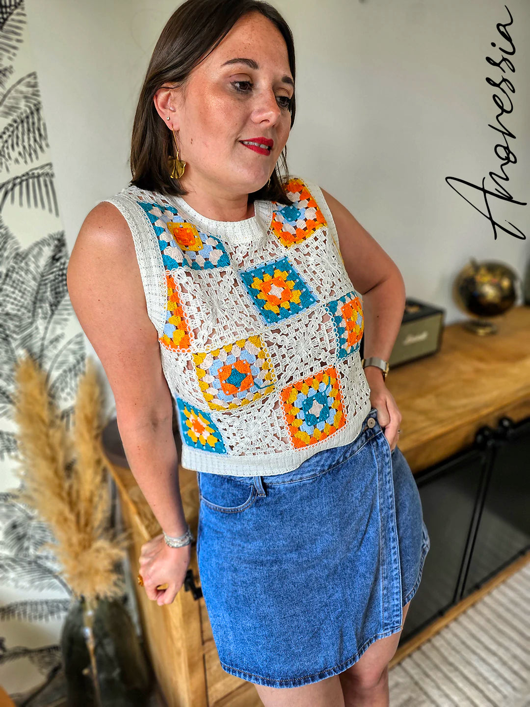 Jupe short Roxana portée en look complet casual chic pour l’été