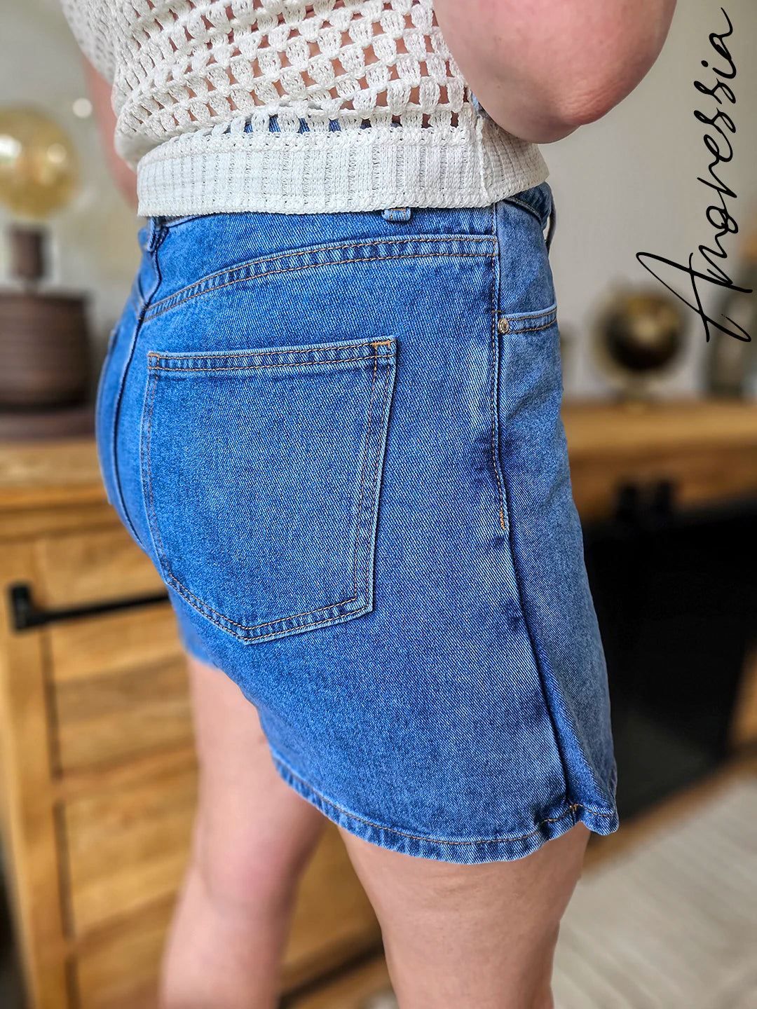 Vue de profil de la jupe short Roxana, mettant en valeur sa coupe moderne