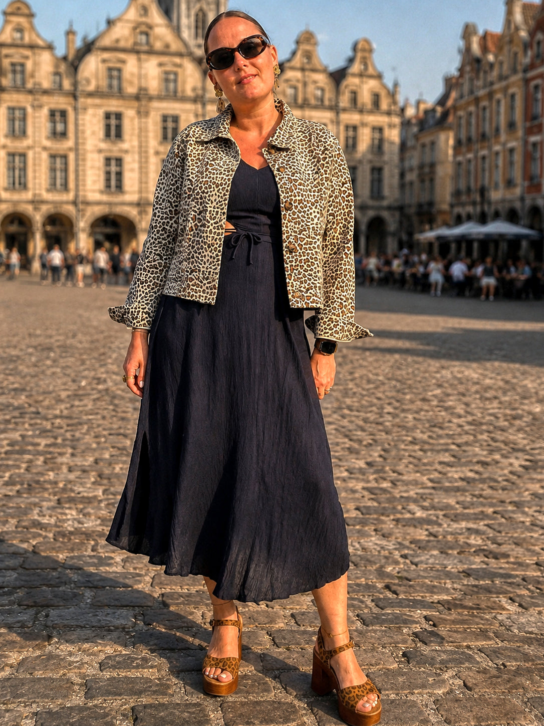 Look femme toutes occasions — robe longue noire viscose et veste en jean léopard, Amoressia