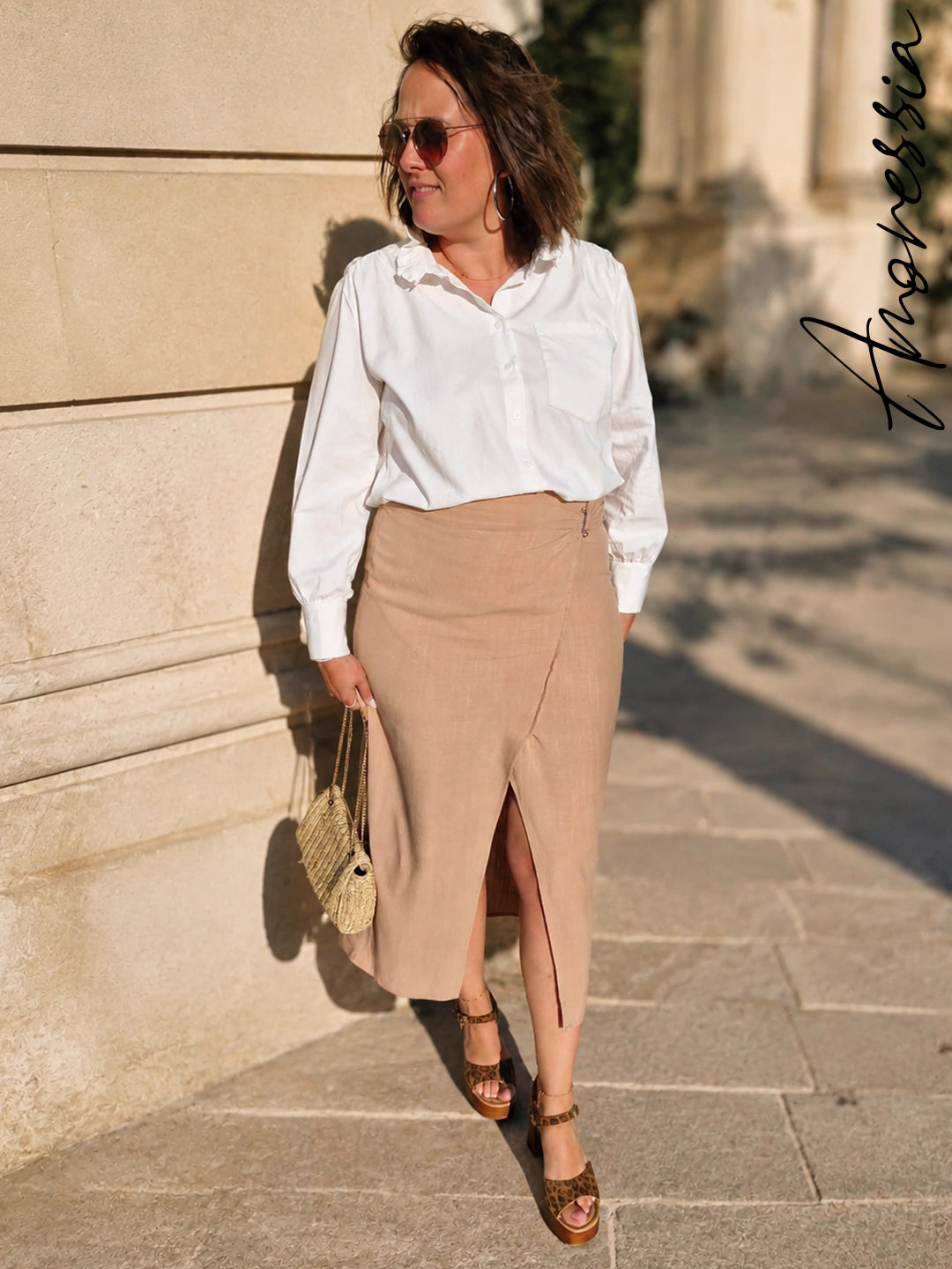 Tenue élégante femme bureau et soirée — chemise blanche col volanté et jupe longue beige lin-viscose, Amoressia