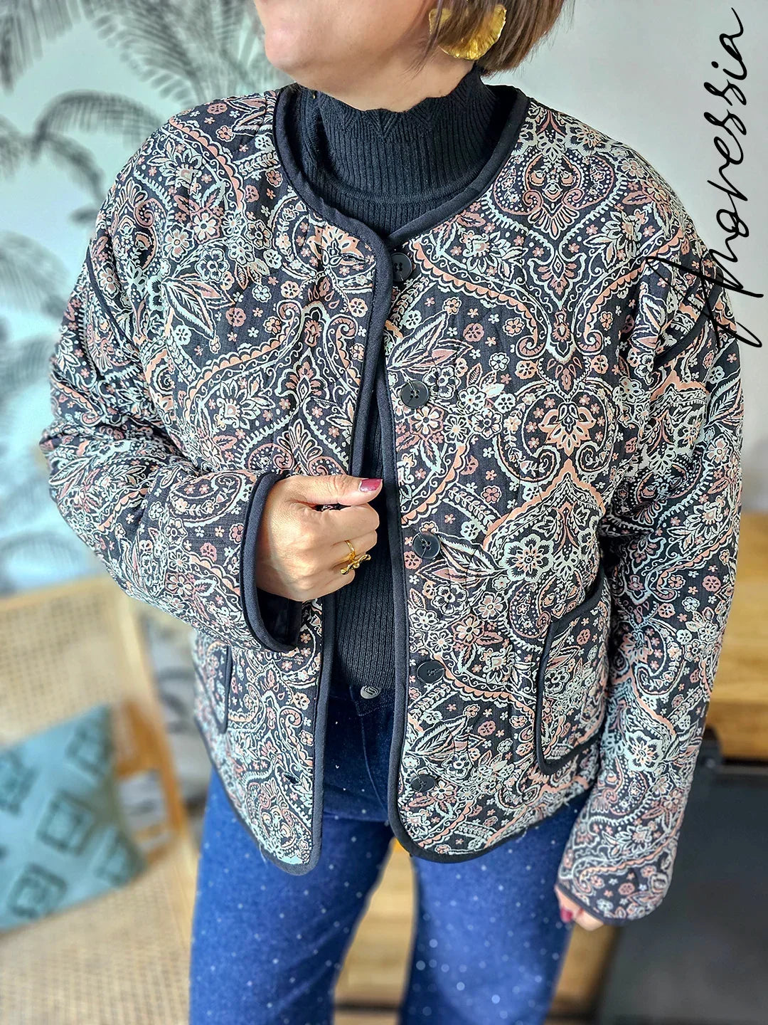 Veste matelassée femme noire à imprimé rose pâle, coupe courte, Amoressia
