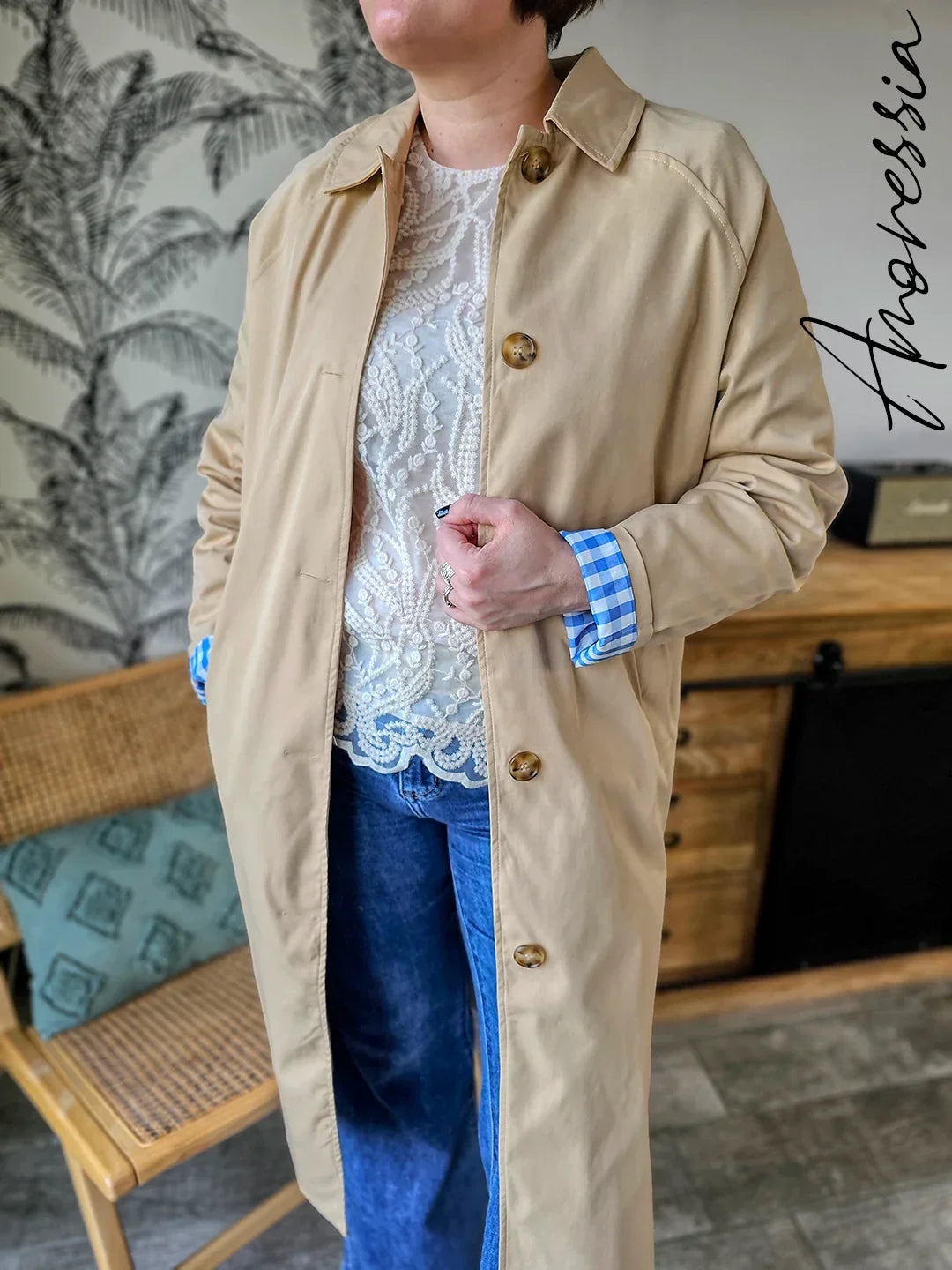 Trench long beige femme porté ouvert en automne, Amoressia