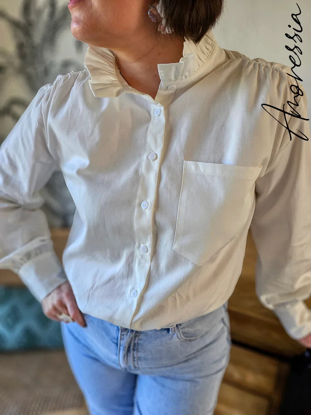 Chemise blanche femme élégante à col haut volanté, Amoressia