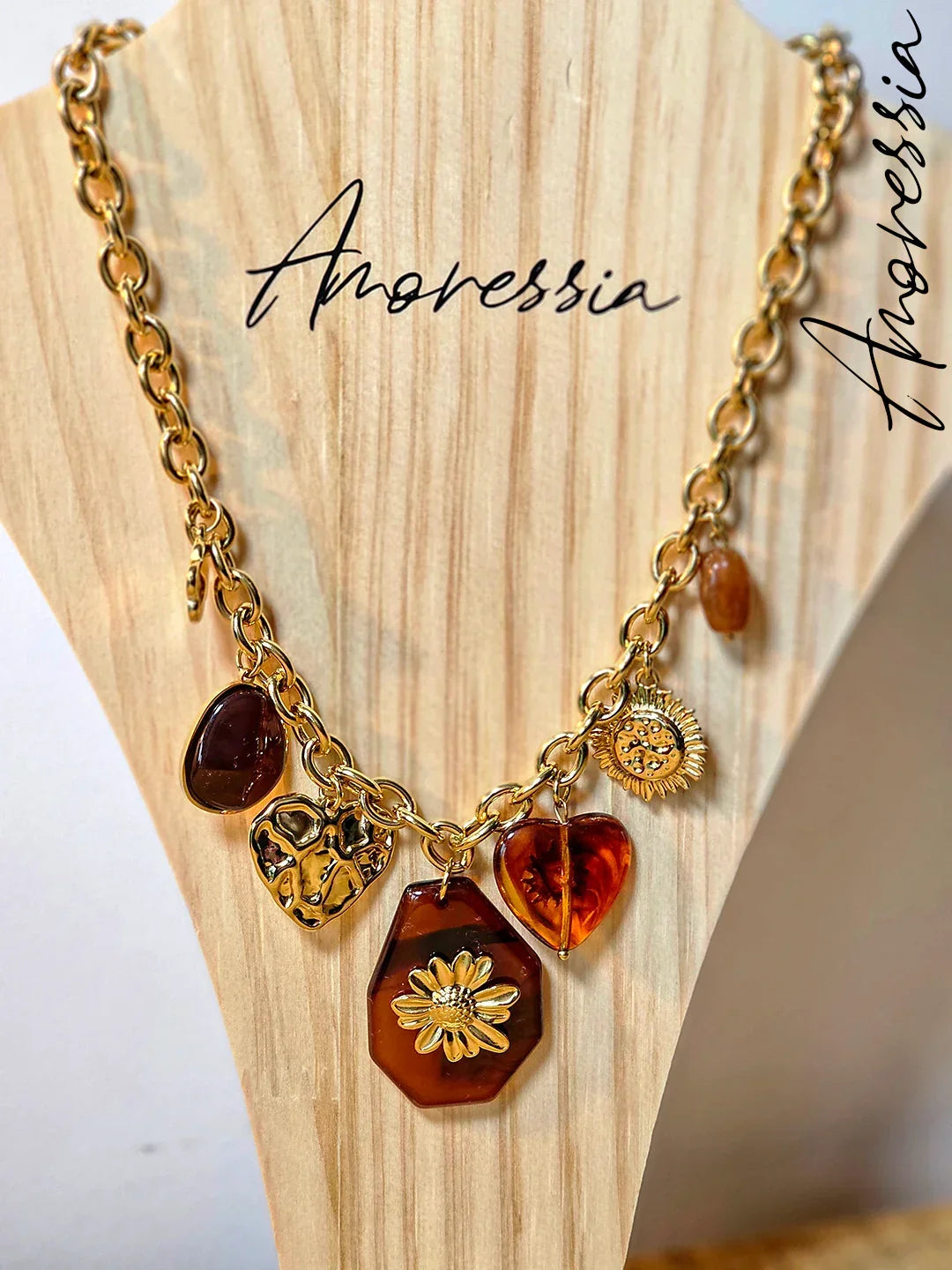 Collier fin doré à pendentif résine ambre motif fleur et cœur, Amoressia
