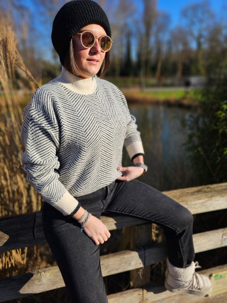 Pull noir et blanc — Pull Noir et Blanc Femme photo portée