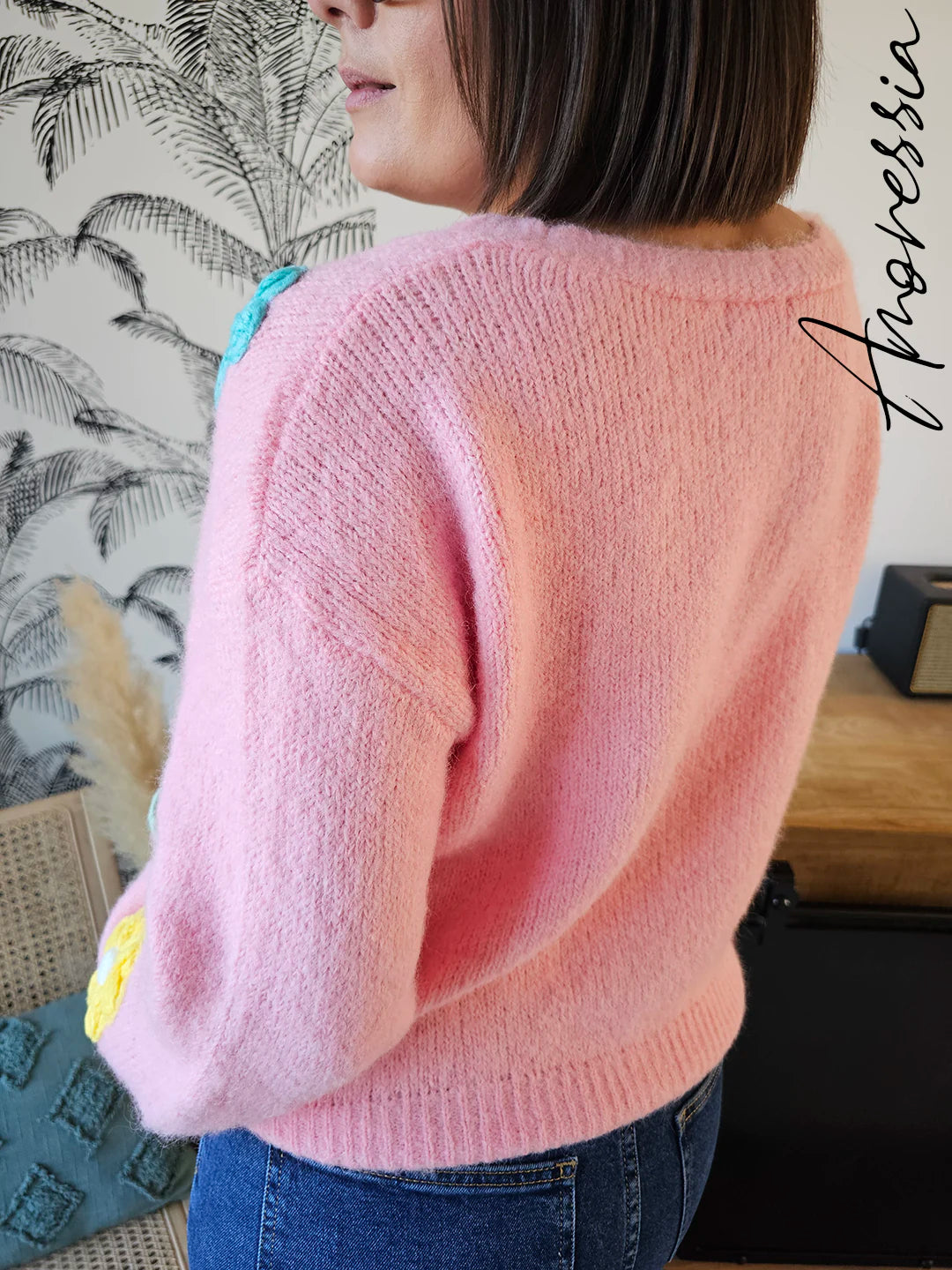 Gilet en Maille Rose avec Grosses Fleurs Colorees en Tricot Manches Longues Amoressia