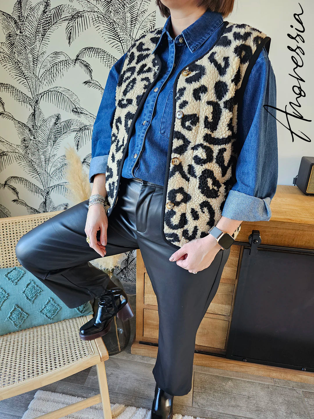 Chemise en Jean — Chemise Denim Coupe Droite Femme photo lifestyle
