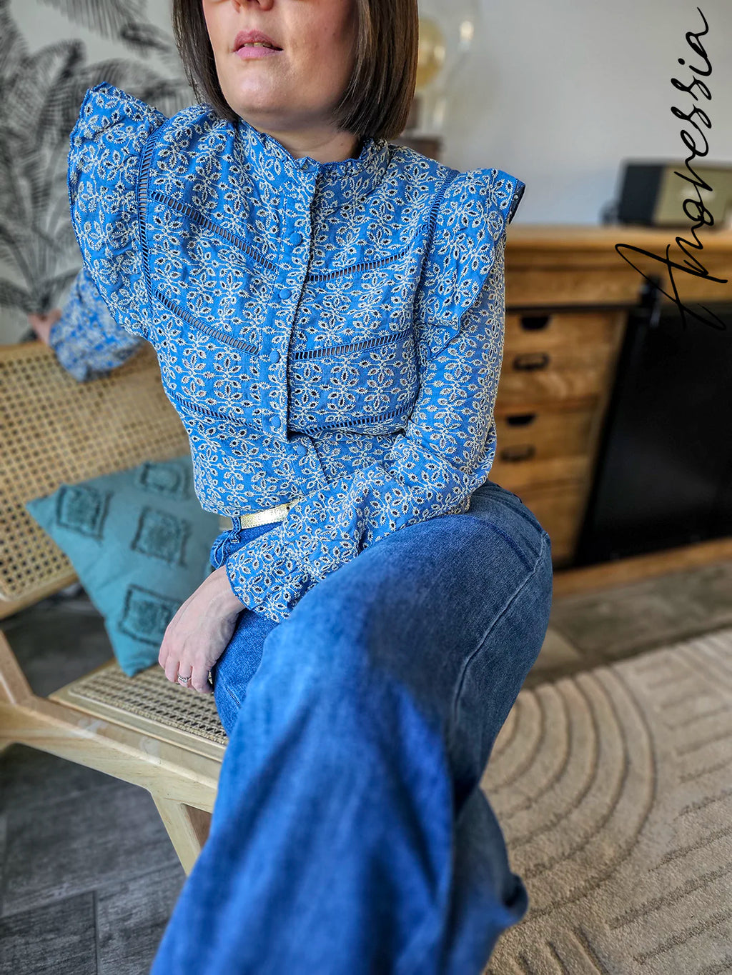 Jean bleu — Jean Bleu Coupe Droite Femme photo lifestyle