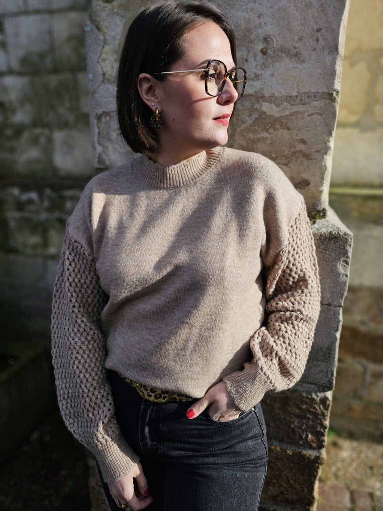 Pull taupe — Pull Taupe Femme photo lifestyle