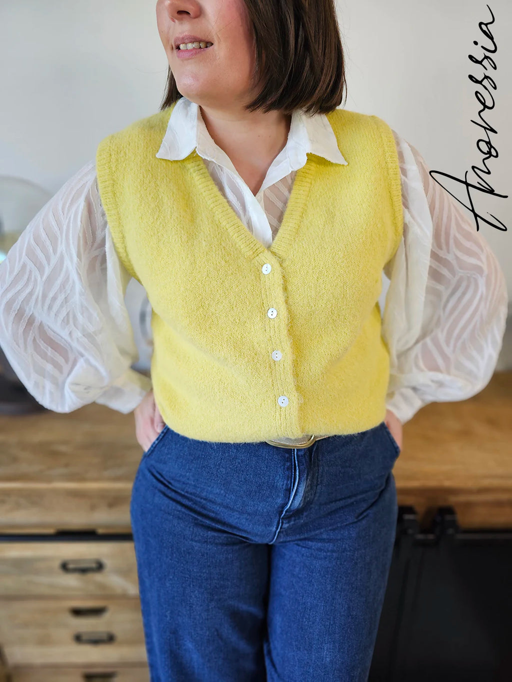 Gilet Aurum — Gilet Doré Élégant Femme photo portée