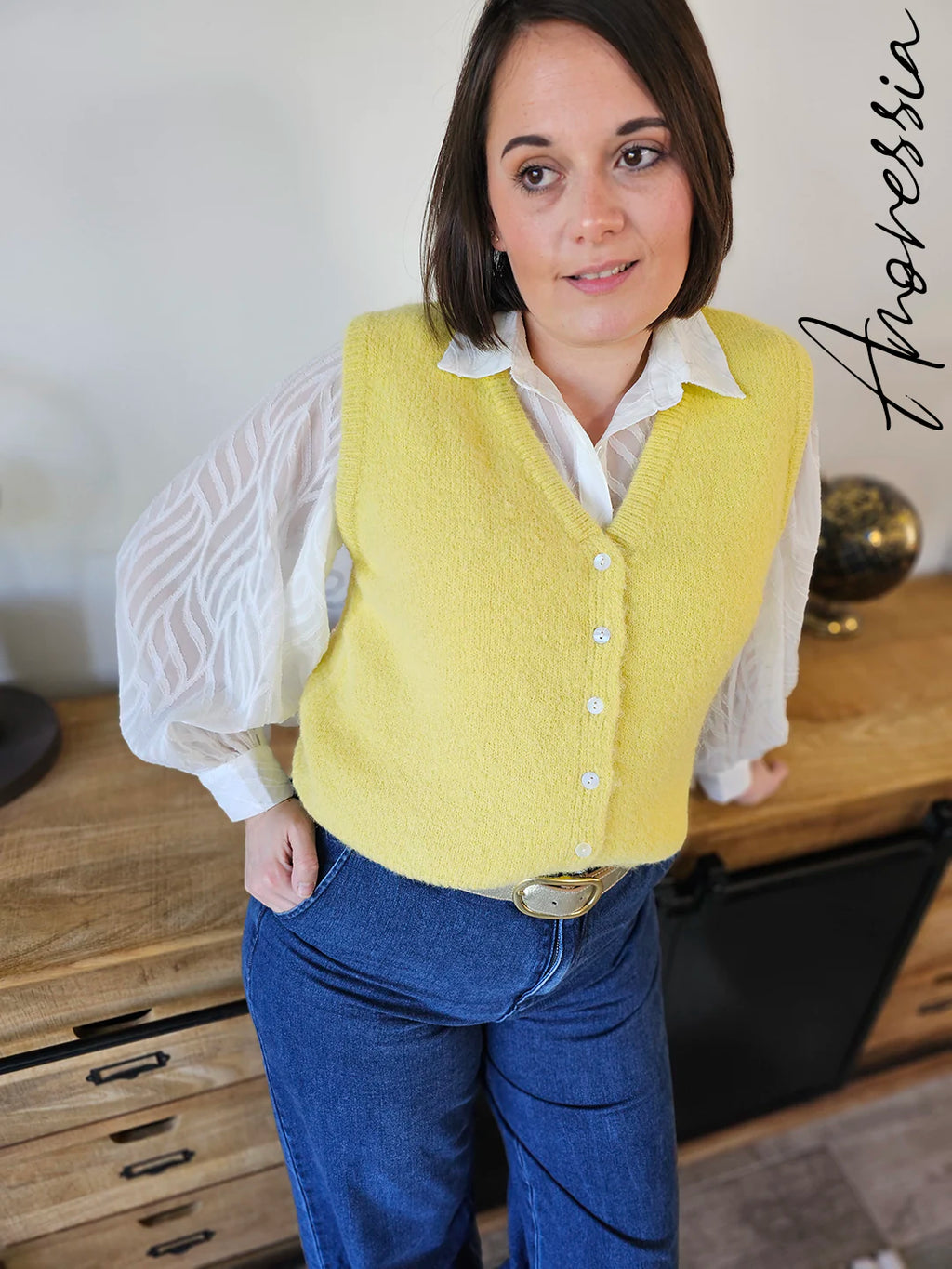 Gilet Aurum — Gilet Doré Élégant Femme photo lifestyle