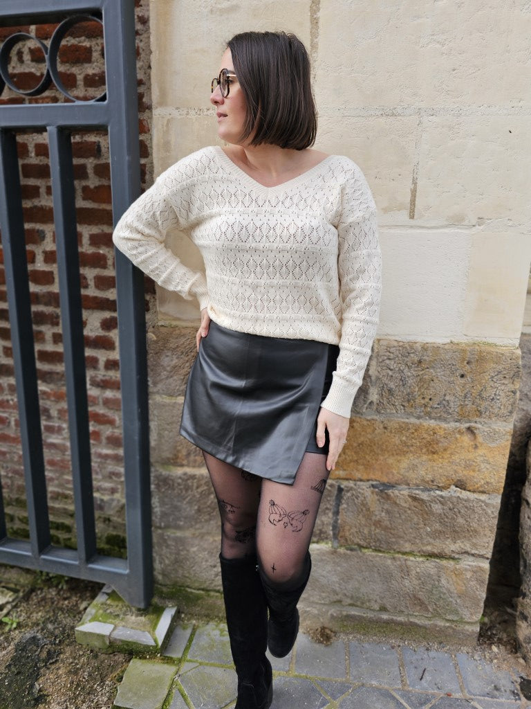 Jupe Short Simili Noir — Jupe Short Simili Cuir Noir Femme photo lifestyle