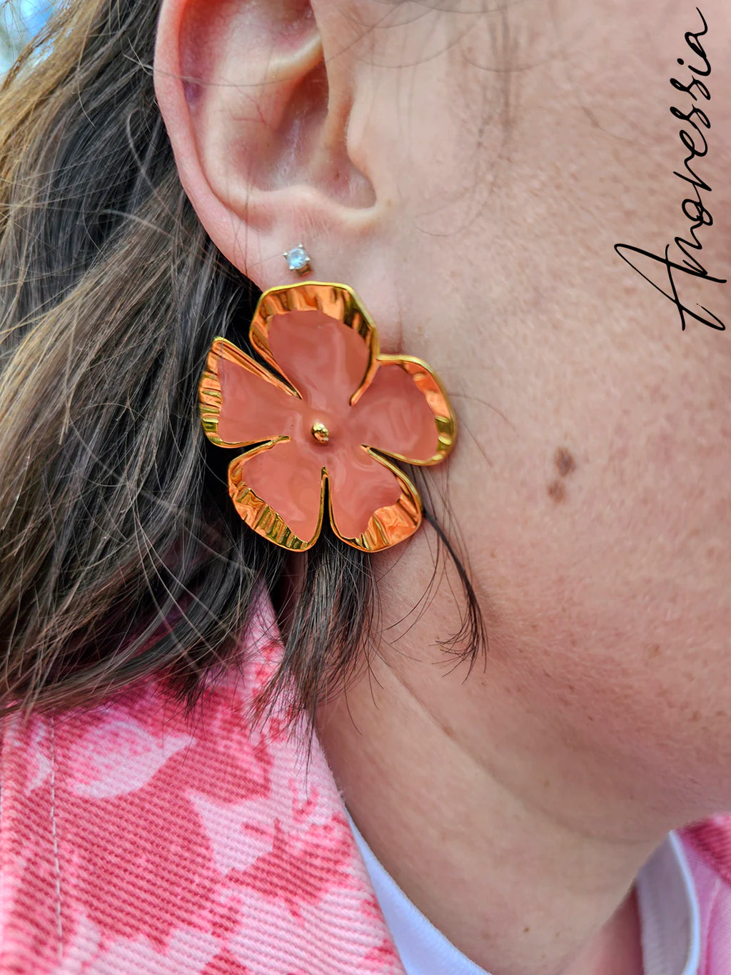 Boucles d'Oreilles Rose — Boucles Roses Dorées Femme photo portées