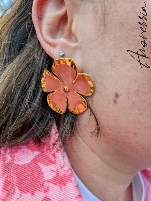 Boucles d'Oreilles Rose — Boucles Roses Dorées Femme photo portées