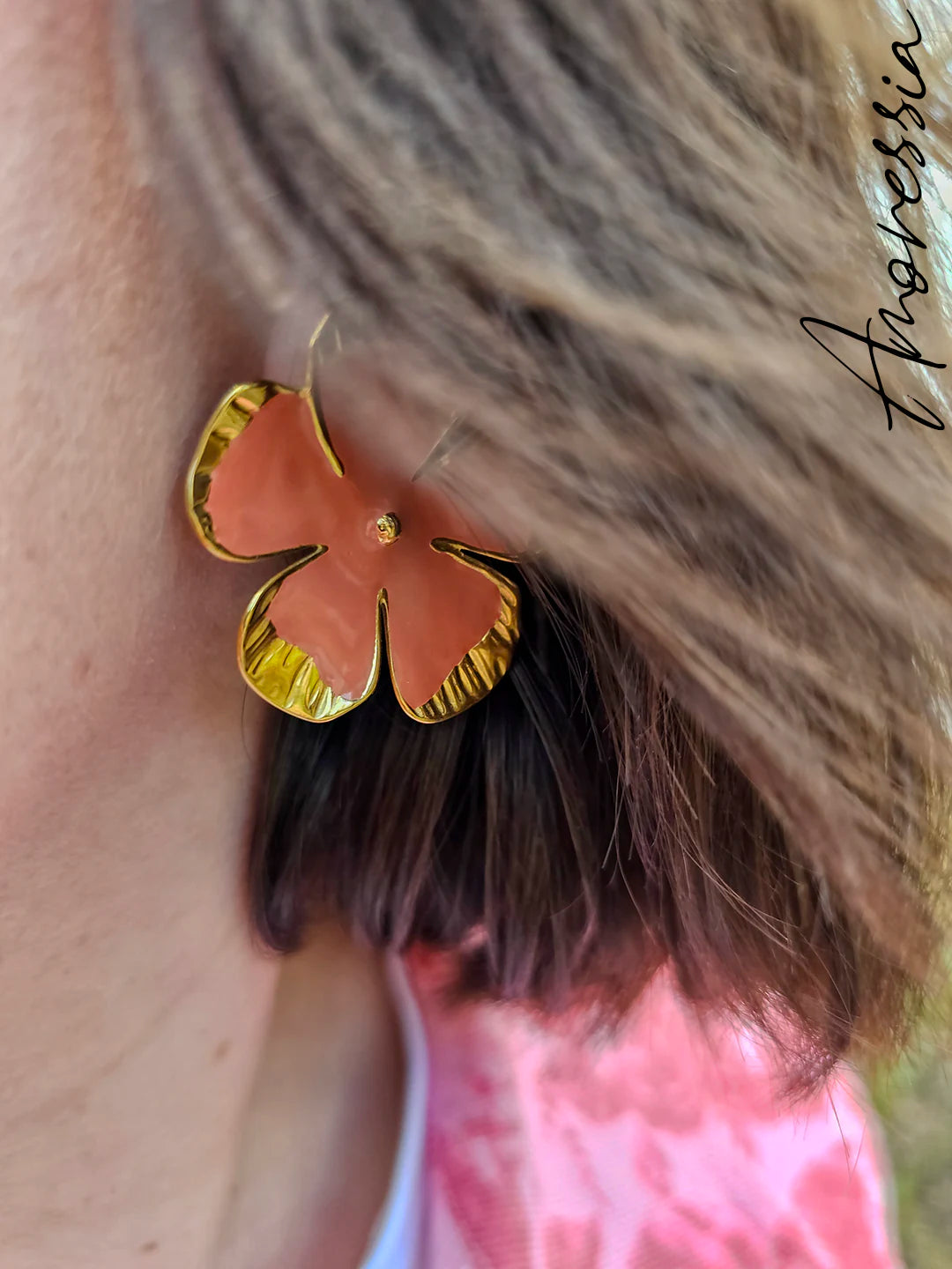 Boucles d'Oreilles Rose — Boucles Roses Dorées Femme vue détail