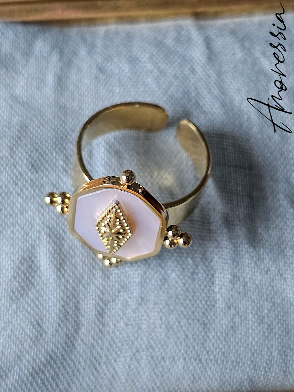 Bague Blanche — Bague Résine Blanche Femme photo lifestyle
