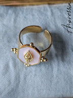 Bague Blanche — Bague Résine Blanche Femme photo lifestyle