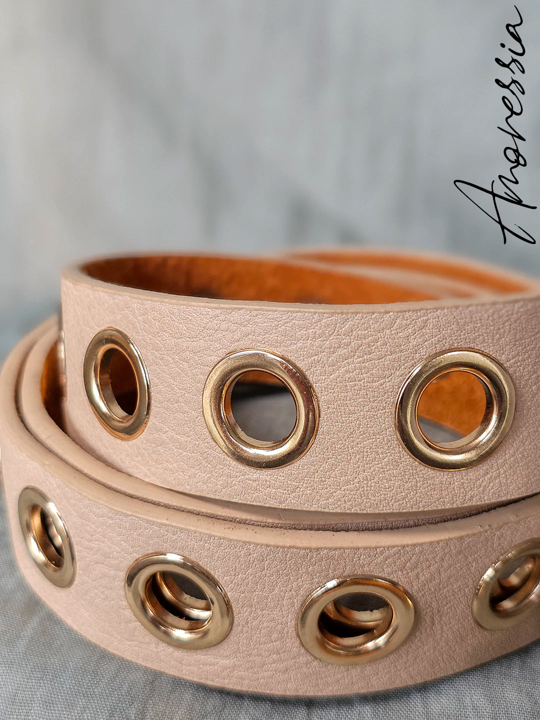 Ceinture beige rosé et rond doré