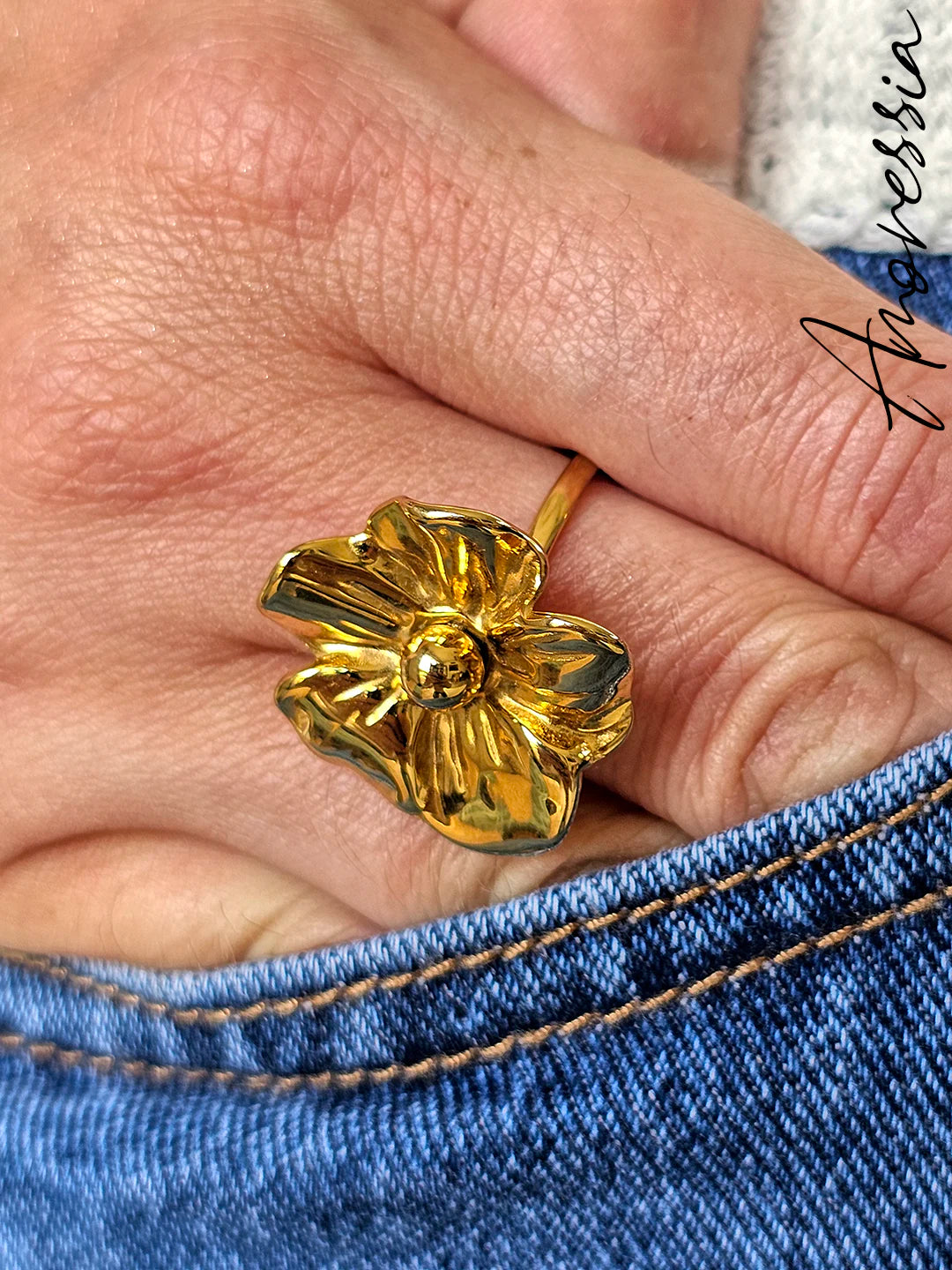 Bague Fleur — Bague Fleurie Dorée Femme photo portée