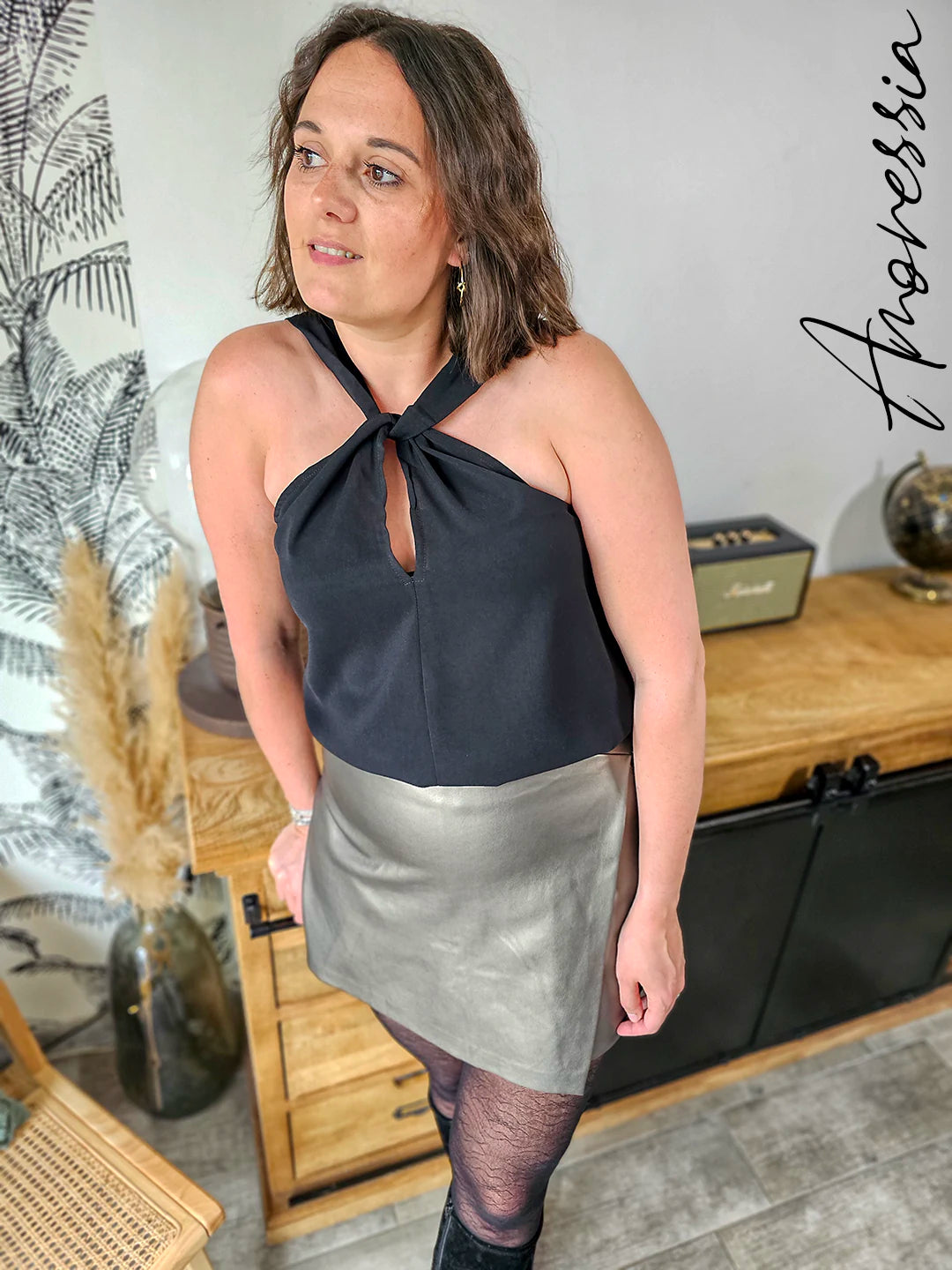 Jupe Short Simili Bronze — Jupe Short Simili Cuir Bronze Femme photo lifestyle