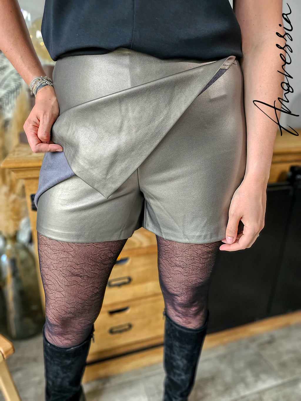 Jupe Short Simili Bronze — Jupe Short Simili Cuir Bronze Femme photo portée