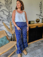 Pantalon Bora Bleu — Pantalon Bleu Imprimé Bandana Volants Femme vue dos