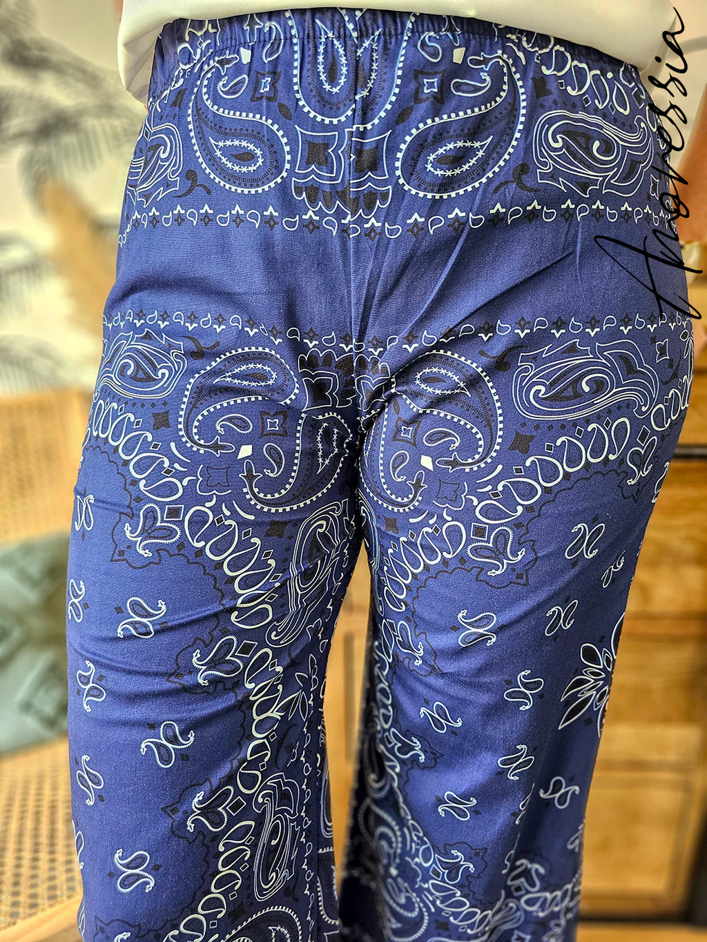 Pantalon Bora Bleu — Pantalon Bleu Imprimé Bandana Volants Femme vue détail
