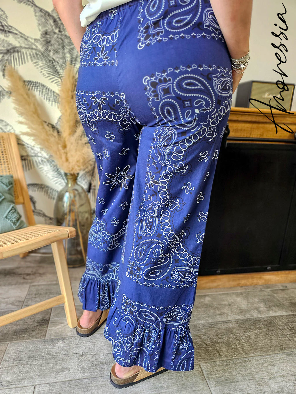 Pantalon Bora Bleu — Pantalon Bleu Imprimé Bandana Volants Femme photo lifestyle
