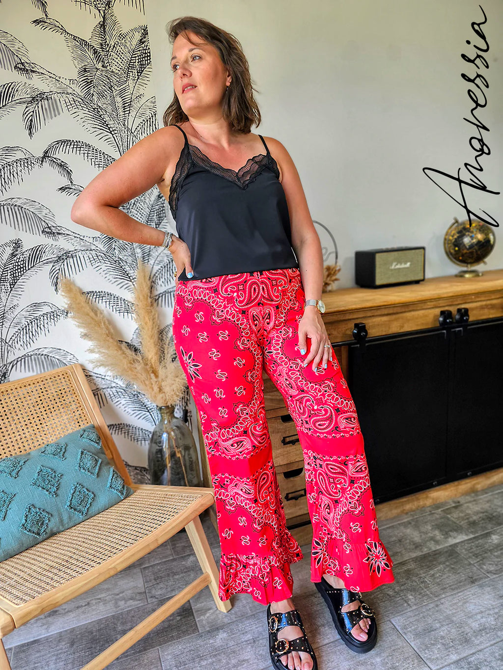 Pantalon Bora Rouge — Pantalon Rouge Imprimé Bandana Volants Femme photo lifestyle