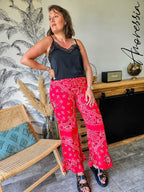 Pantalon Bora Rouge — Pantalon Rouge Imprimé Bandana Volants Femme photo lifestyle