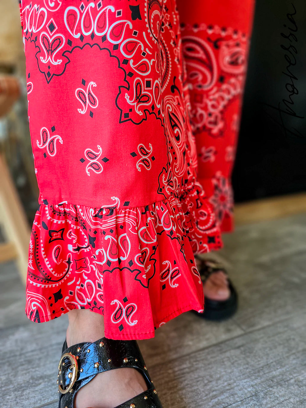 Pantalon Bora Rouge — Pantalon Rouge Imprimé Bandana Volants Femme photo portée