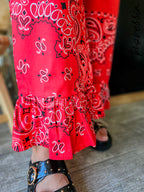 Pantalon Bora Rouge — Pantalon Rouge Imprimé Bandana Volants Femme photo portée