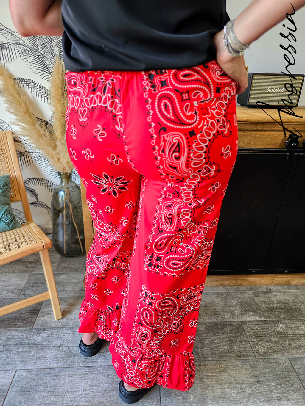 Pantalon Bora Rouge — Pantalon Rouge Imprimé Bandana Volants Femme vue détail