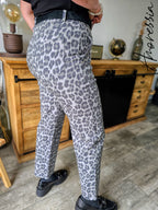 Jean Mom Léopard Gris — Jean Carotte Imprimé Léopard Femme vue détail