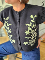 Gilet Prima — Gilet Noir Sans Manches Broderie Femme photo portée