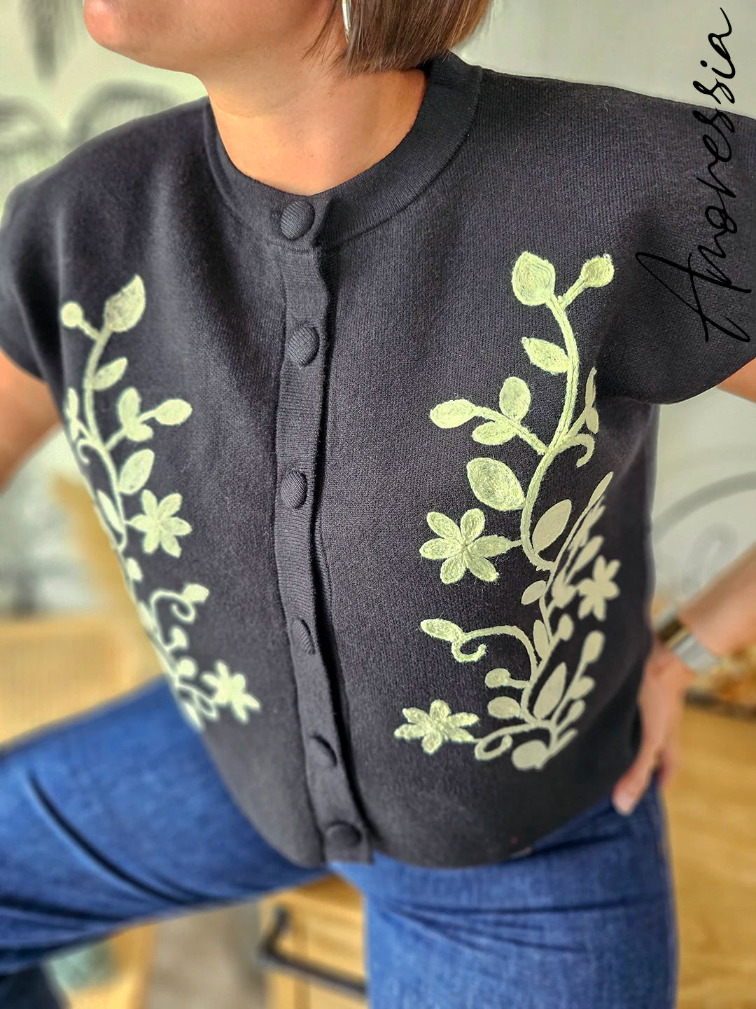 Gilet Prima — Gilet Noir Sans Manches Broderie Femme photo portée