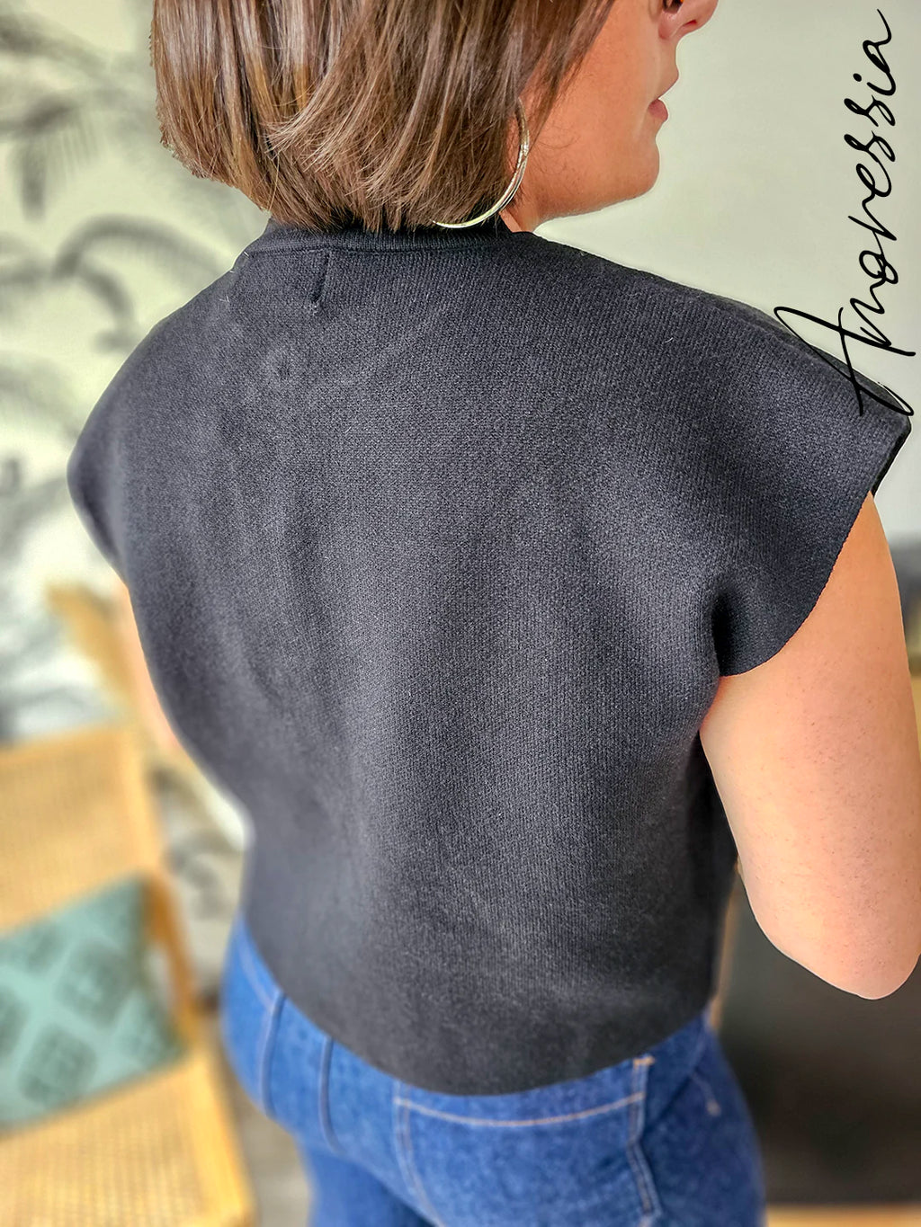 Gilet Prima — Gilet Noir Sans Manches Broderie Femme photo lifestyle