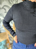 Pull Monica Noir — Pull Léger Noir Boutons Manches Femme photo portée