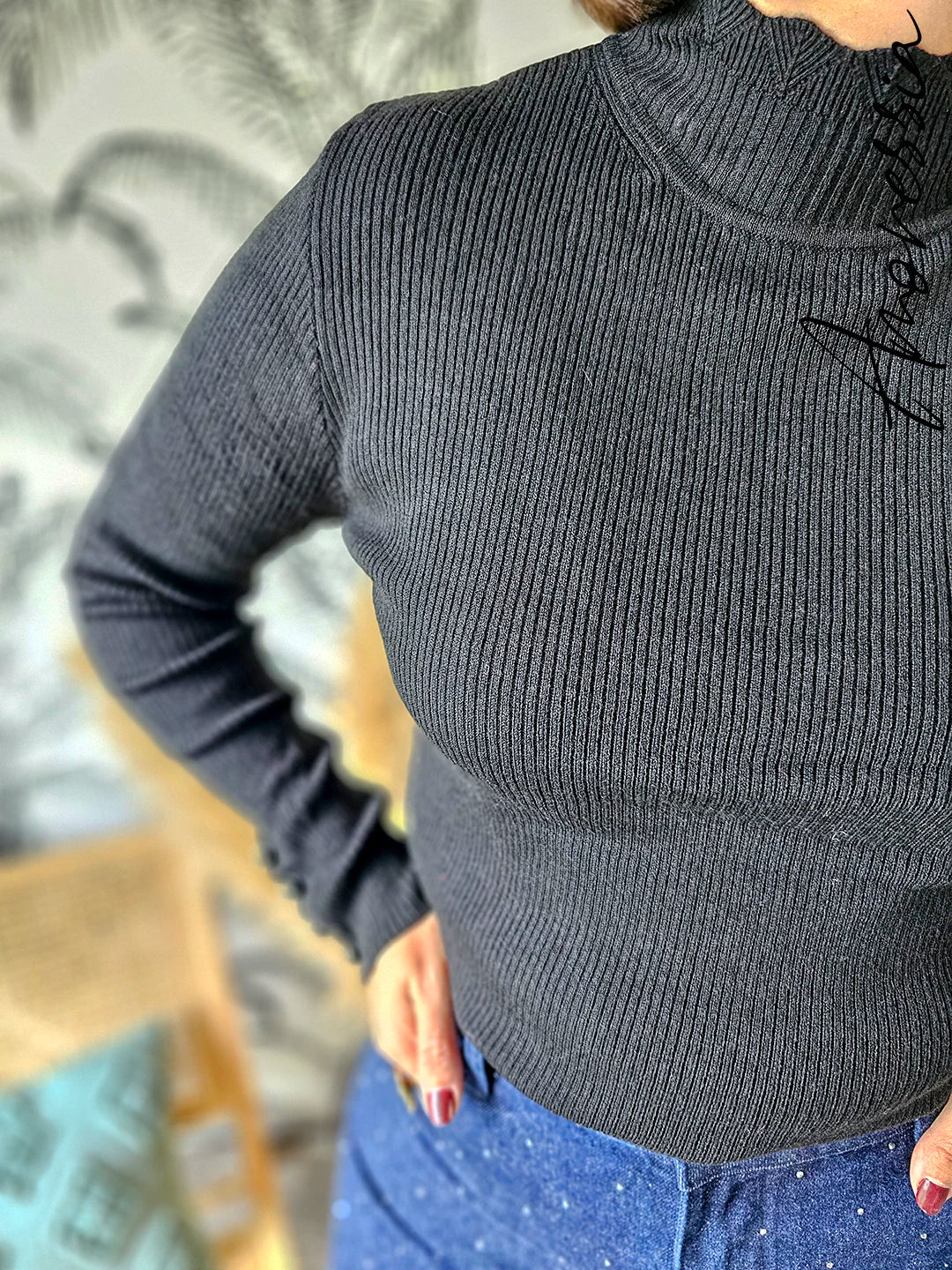 Pull Monica Noir — Pull Léger Noir Boutons Manches Femme photo portée