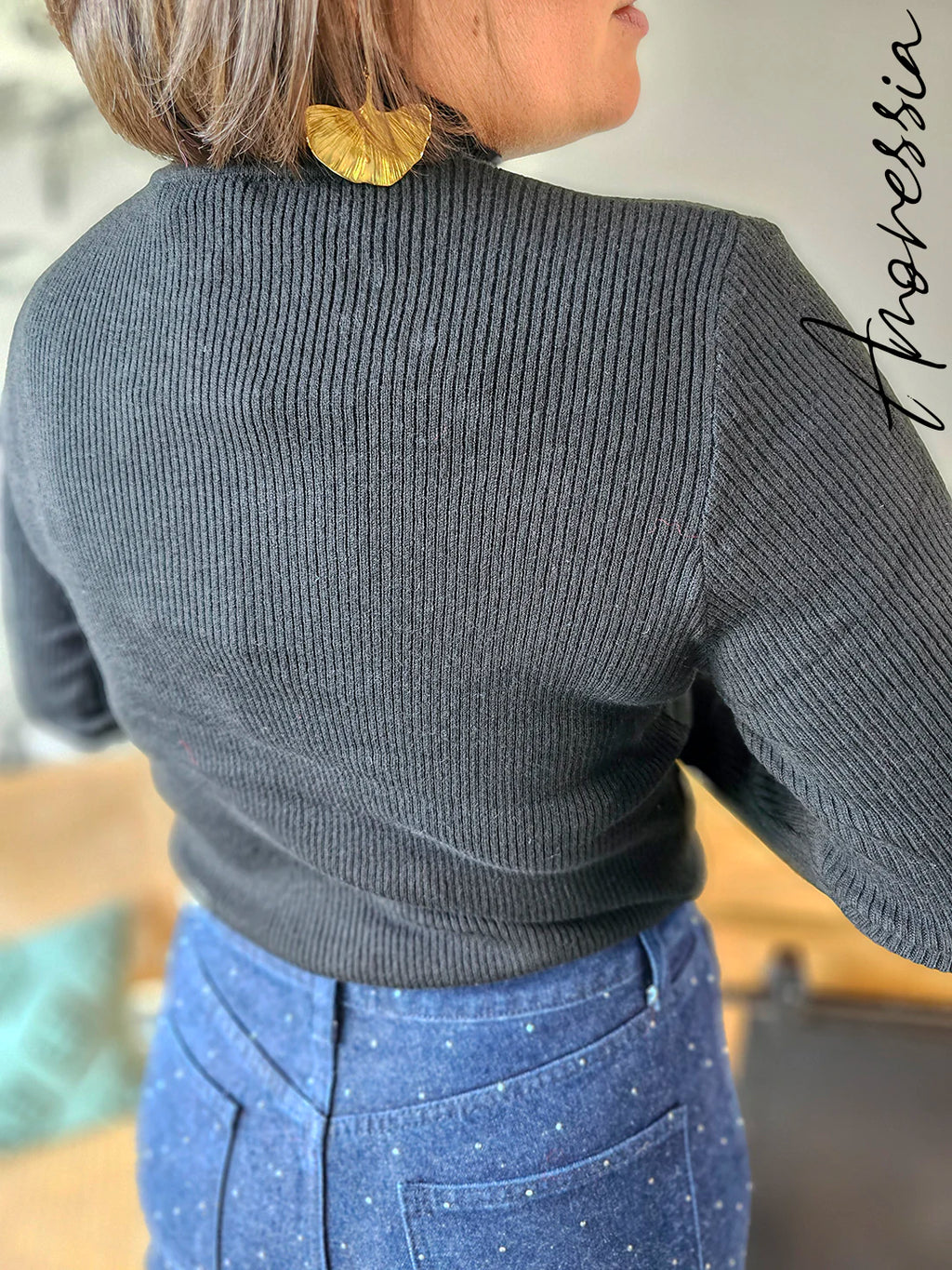 Pull Monica Noir — Pull Léger Noir Boutons Manches Femme photo lifestyle