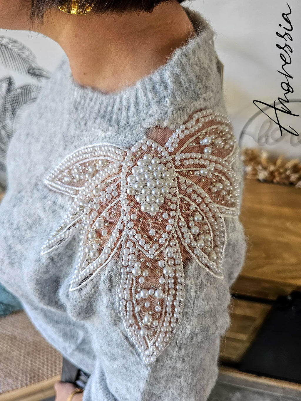 Pull Pia Gris — Pull Gris Clair Manches Longues Épaules Transparentes Femme photo portée