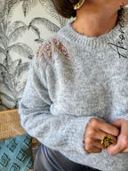 Pull Pia Gris — Pull Gris Clair Manches Longues Épaules Transparentes Femme vue détail