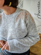 Pull Pia Gris — Pull Gris Clair Manches Longues Épaules Transparentes Femme photo lifestyle