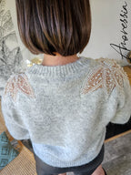 Pull Pia Gris — Pull Gris Clair Manches Longues Épaules Transparentes Femme vue dos