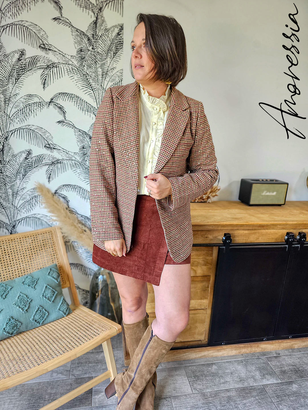 Jupe Short Cannelle — Jupe Short Velours Côtelé Camel Femme photo lifestyle
