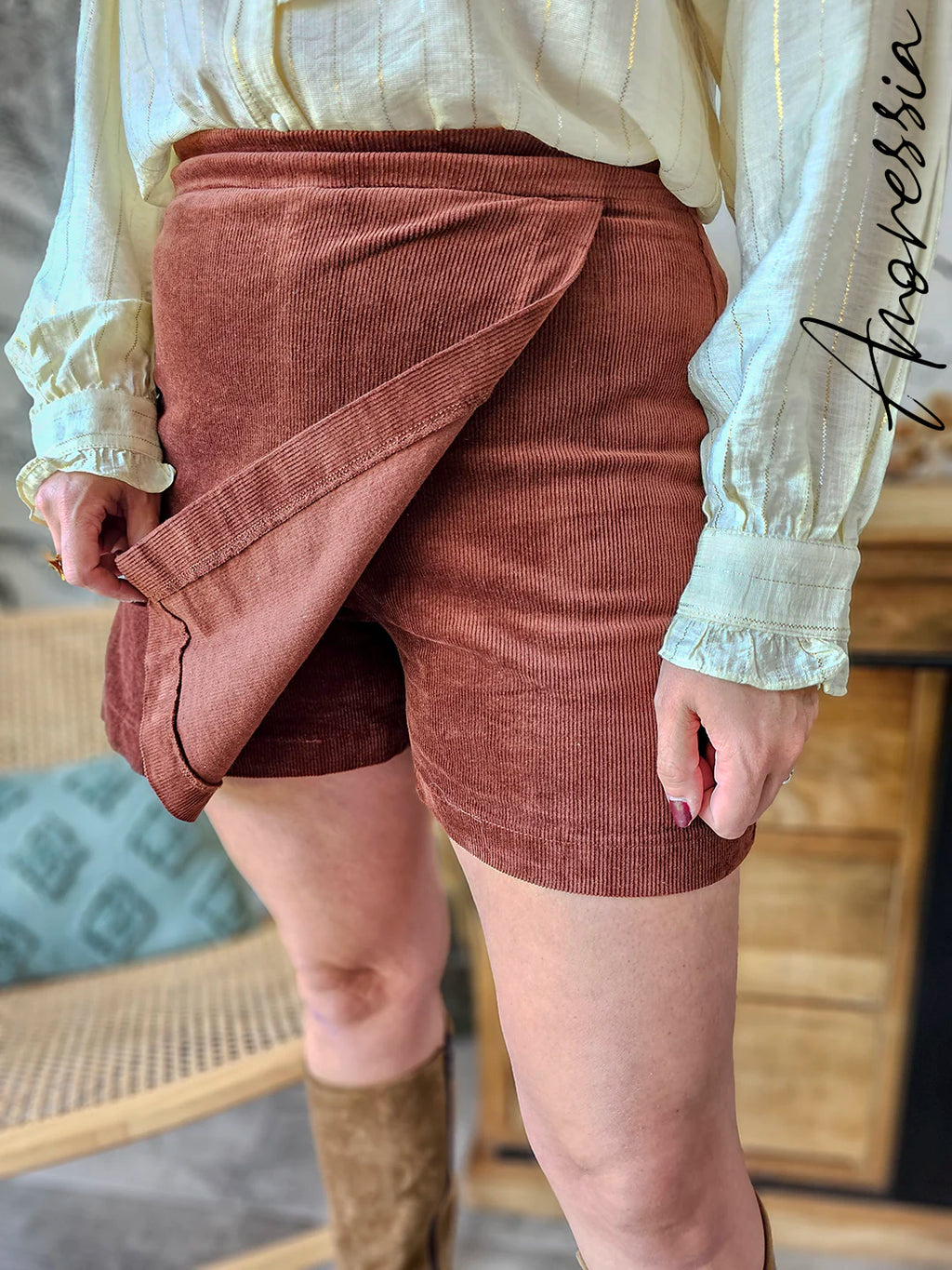 Jupe Short Cannelle — Jupe Short Velours Côtelé Camel Femme photo portée