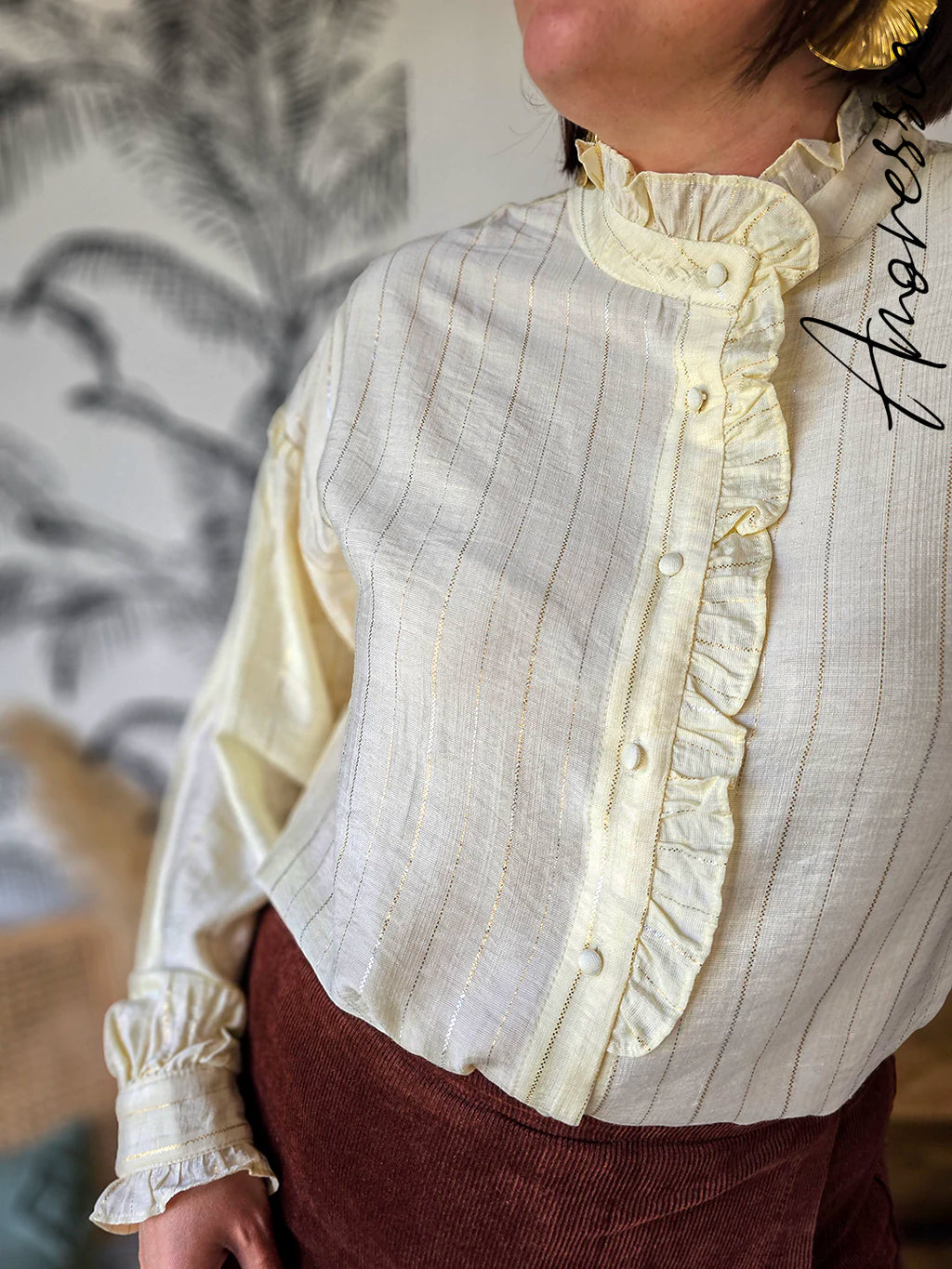 Chemise Dahlia — Chemise Écru Lignes Argentées Femme photo portée
